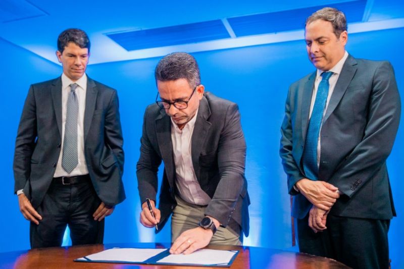 Governo e concessionárias assinam aditivos para ampliar oferta de água e esgoto no estado