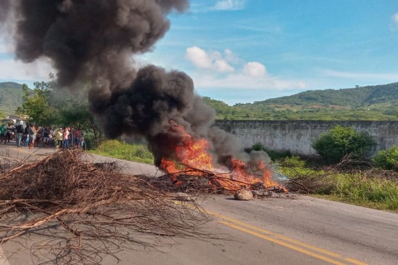 Dezenas de Indígenas fecham rodovia em protesto contra Equatorial em Pariconha