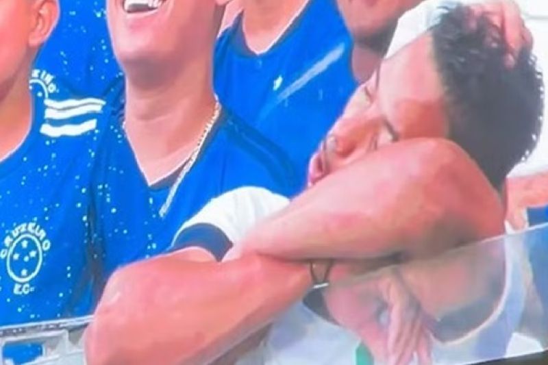 Torcedor do Cruzeiro dorme, aparece no telão do Mineirão, e imagem viraliza