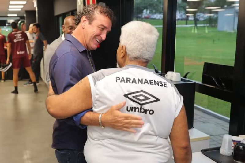 Cuca chega ao CT do Caju para iniciar trabalho no Athletico