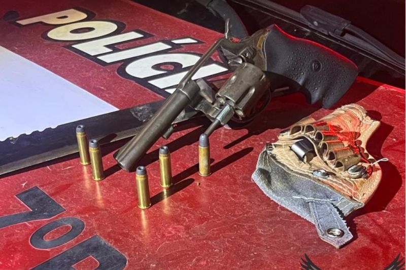Homem é preso após polícia encontrar revólver no carro que ele conduzia em Maravilha