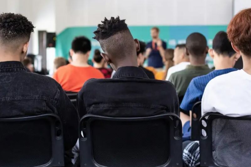 Novo ensino médio: relator retoma carga horária de formação básica