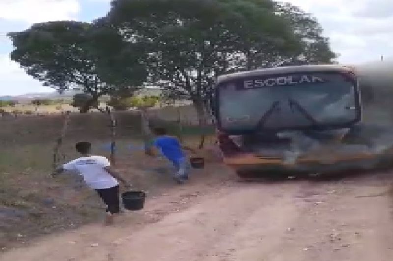 VÍDEO: Enquanto transportava crianças para escola, ônibus escolar pega fogo em Tapera