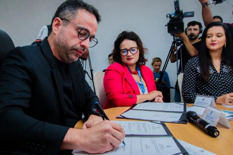 Paulo Dantas assina normas para fortalecimento da cadeia do leite