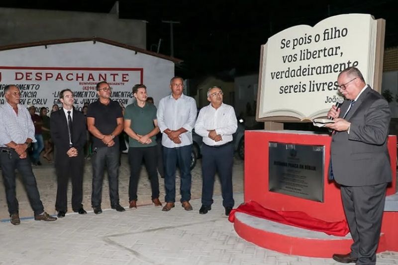 Prefeito de Olho D'água do Casado celebra inauguração da Praça da Bíblia na cidade