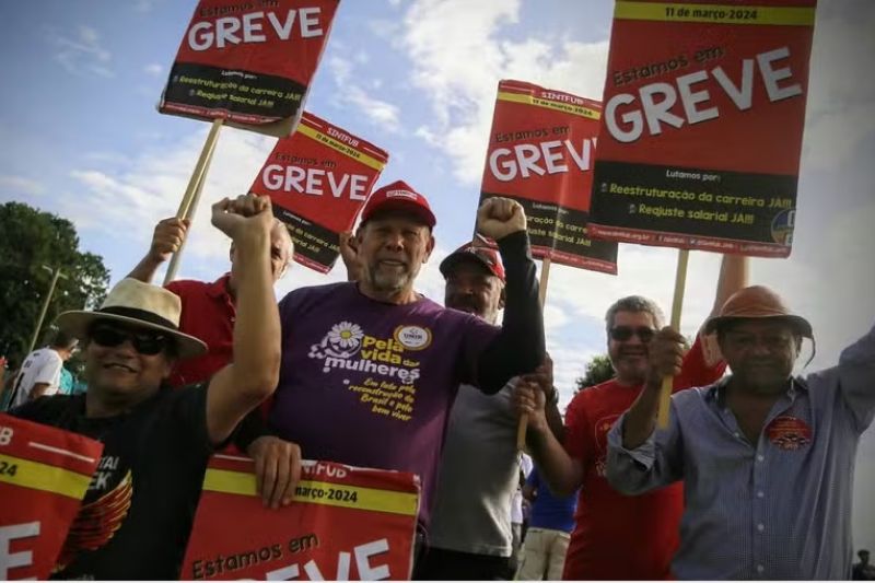 Governo faz reunião com categorias em greve nas universidades