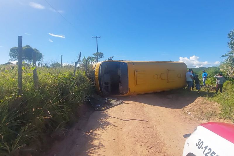 Batida entre micro-ônibus escolar e moto mata um e deixa outros três feridos em Piranhas
