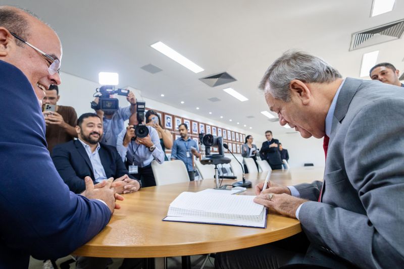 Ronaldo Lessa assume interinamente governo de Alagoas