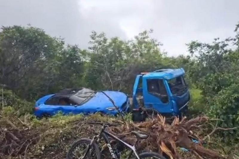 Motorista perde controle de caminhão-guincho e danifica carro luxuoso em Delmiro Gouveia