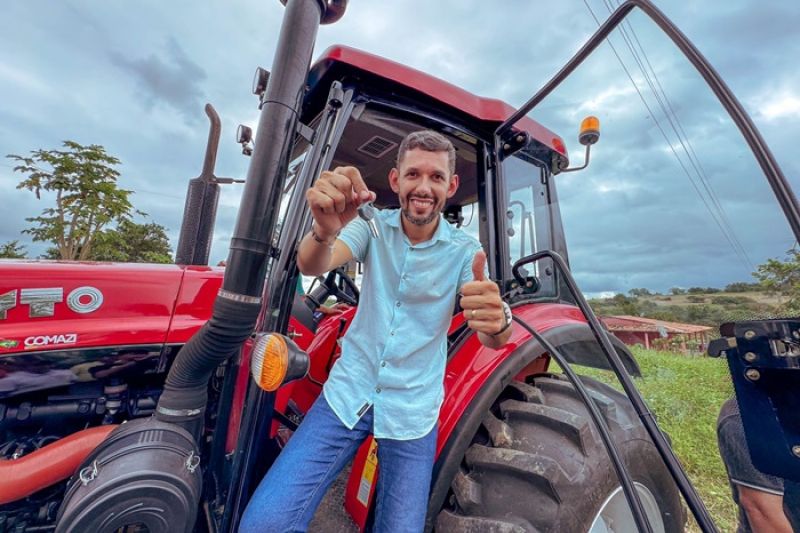 Prefeitura entrega novo trator, passagem molhada e realiza sorteio de prêmios em Olivença