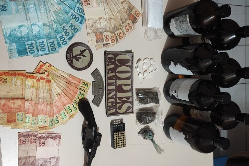 Homem com mandado de prisão em aberto é preso com várias drogas em Olho D'água das Flores