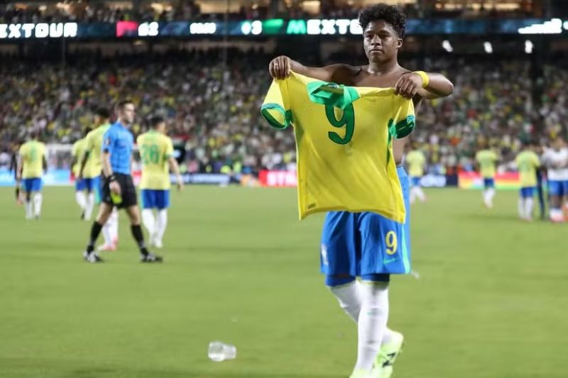 Endrick comemora fase artilheira com o Brasil