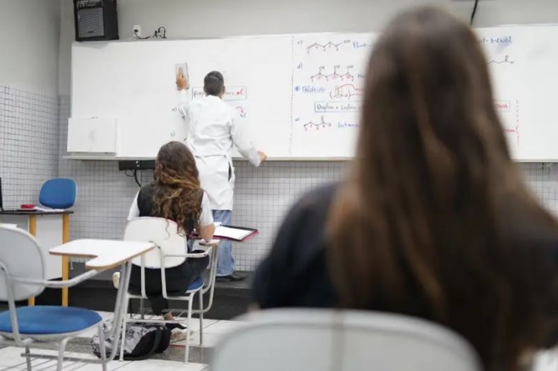 Relatora propõe carga de 2,2 mil horas no ensino médio e espanhol obrigatório