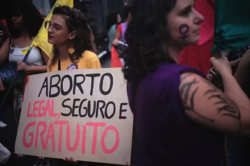 Câmara aprova urgência de texto que equipara aborto a crime de homicídio