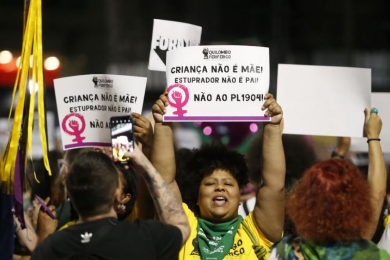 Manifestantes vão às ruas contra PL que equipara aborto a homicídio