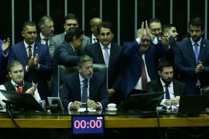 Câmara aprova texto-base da reforma tributária com trava no IVA