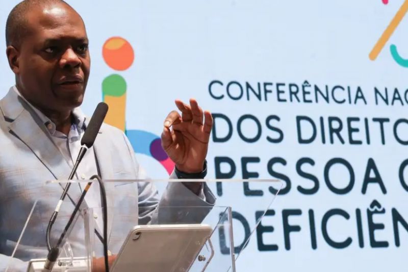 Cai número de diretores de escola estadual contratados por indicação