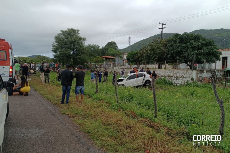 Batida entre carro de passeio e van mata 2 pessoas e deixa várias feridas em Água Branca