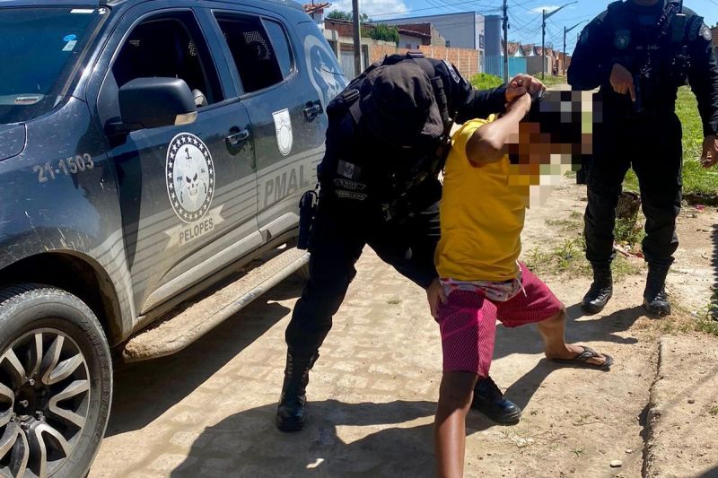 Homem é preso após ser encontrado com drogas durante bebedeira em Delmiro Gouveia