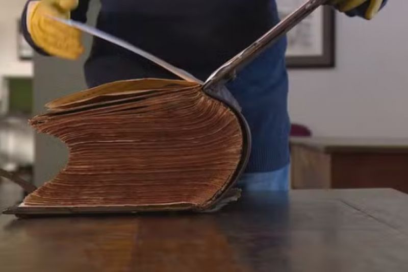 Bíblia com mais de 250 anos trazida por alemães é salva da enchente no RS