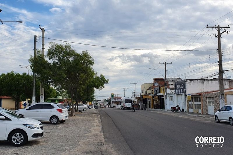 Mulher fratura perna depois de moto que conduzia ser atingida por carro em Delmiro Gouveia
