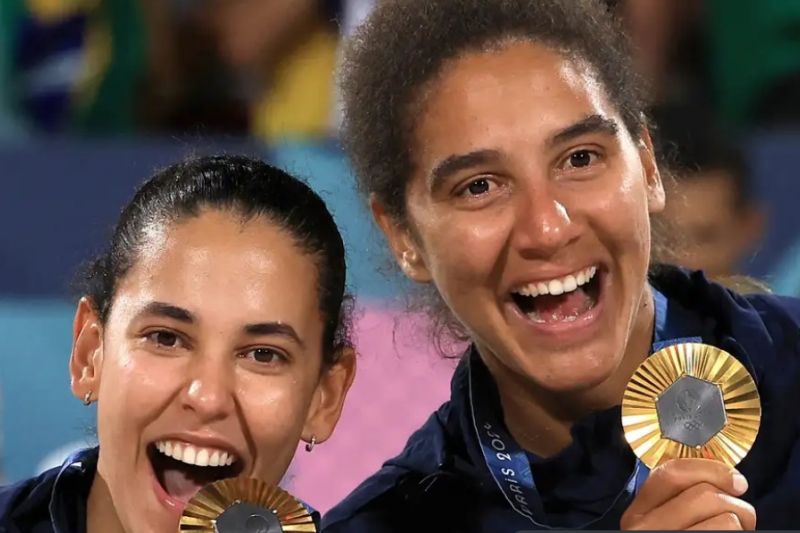 Duda e Ana Patrícia derrotam canadenses e são ouro no vôlei de praia