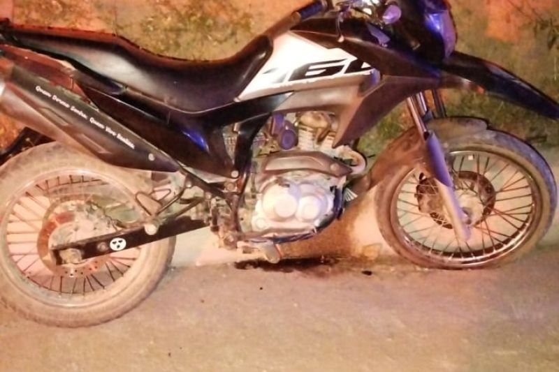 Motociclista fica ferido após ser atingido por carro em estrada vicinal de Inhapi
