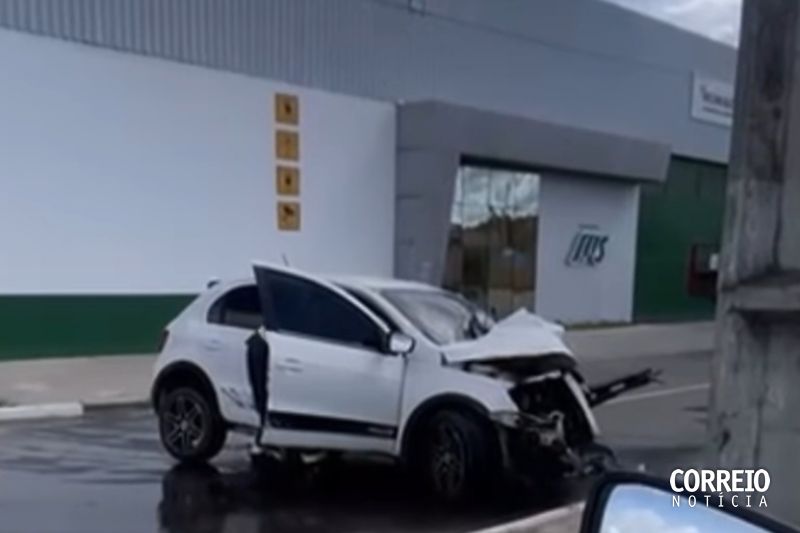 Motorista fica ferido após bater veículo que conduzia em poste em Delmiro Gouveia