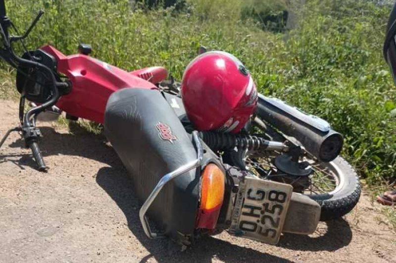 Mulher morre em grave acidente envolvendo carro e moto em Poço das Trincheiras