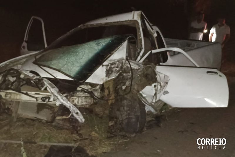 Jovem perde controle de carro, bate em árvore e morre em trecho da AL-220 em Piranhas