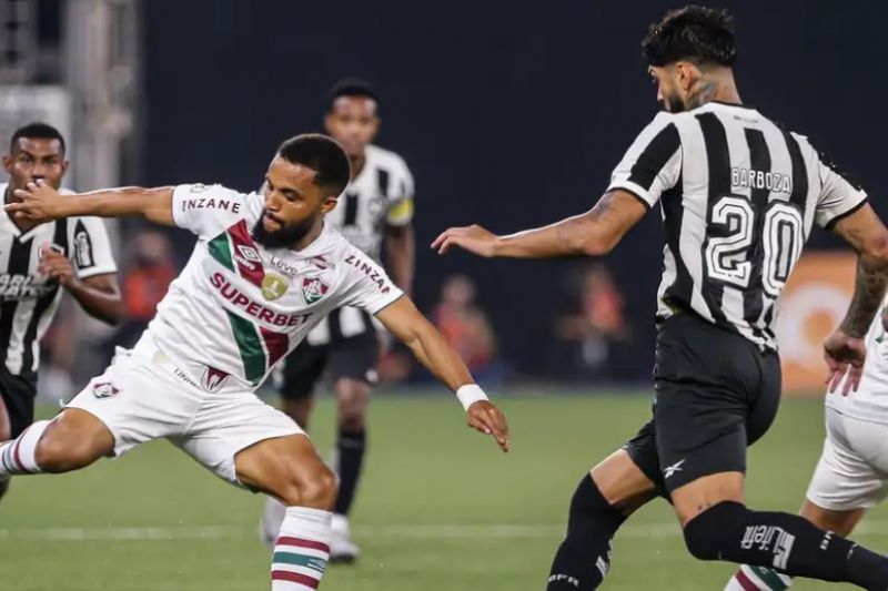 Fluminense e Botafogo fazem clássico de opostos no Brasileiro