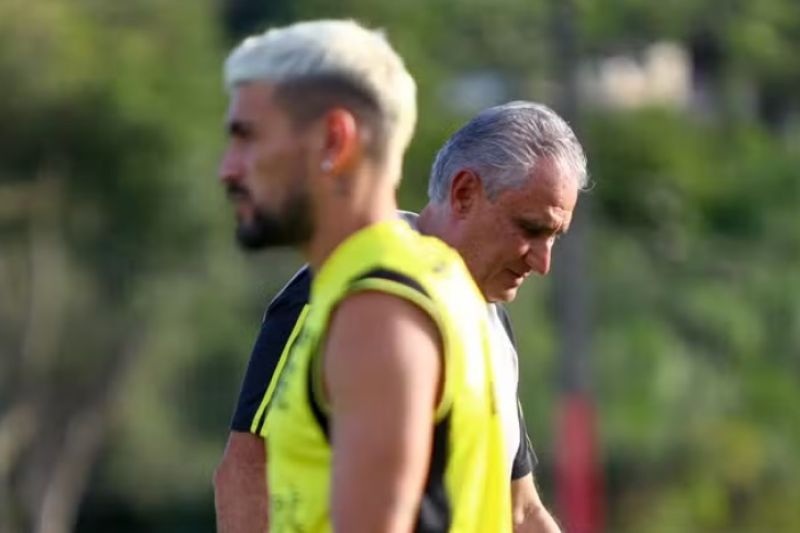 De olho no Peñarol, Tite decide poupar o time para enfrentar o Grêmio