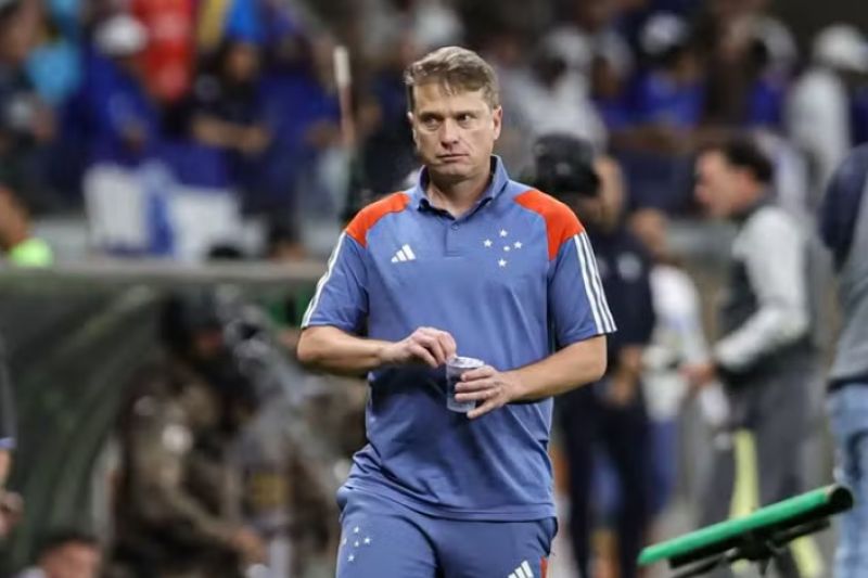 Cruzeiro demite técnico Fernando Seabra