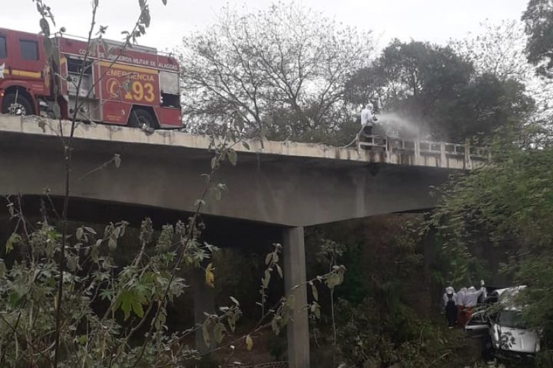 Acidente com carro resulta na morte de quatro pessoas da mesma família em Canapi