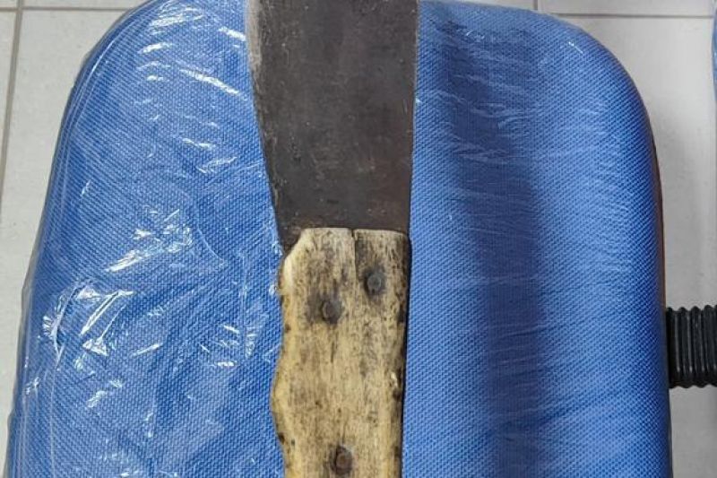 Homem armado com facão invade casa da ex-mulher e acaba preso em Olho D'água das Flores