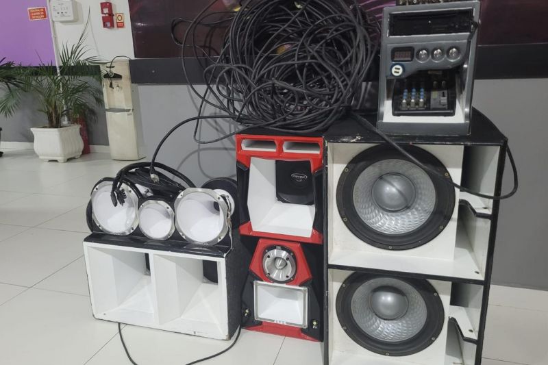 Jovens com som em alto volume são autuados pela polícia na Prainha de Piranhas