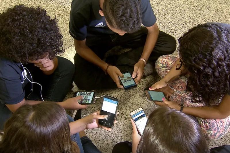 Comissão de Educação aprova projeto que proíbe celular em escolas