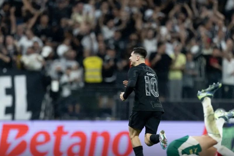 Corinthians vence clássico com o Palmeiras para se afastar do Z4
