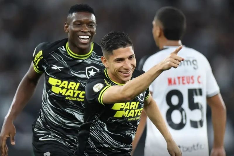 Bota supera o Vasco e amplia a vantagem na liderança do Brasileiro
