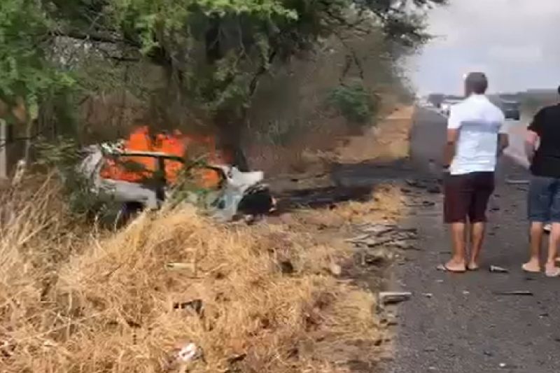 Três pessoas morrem carbonizadas em carro depois de colisão com carreta em Inhapi