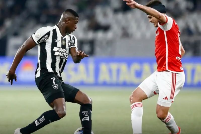 Botafogo visita o Inter para tentar garantir o título do Brasileiro