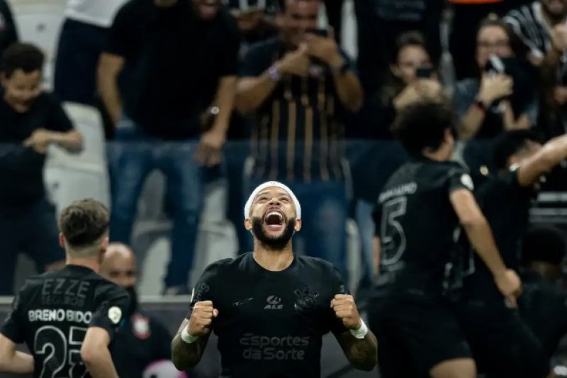 Depay brilha e Corinthians vence para ficar perto da Pré-Libertadores