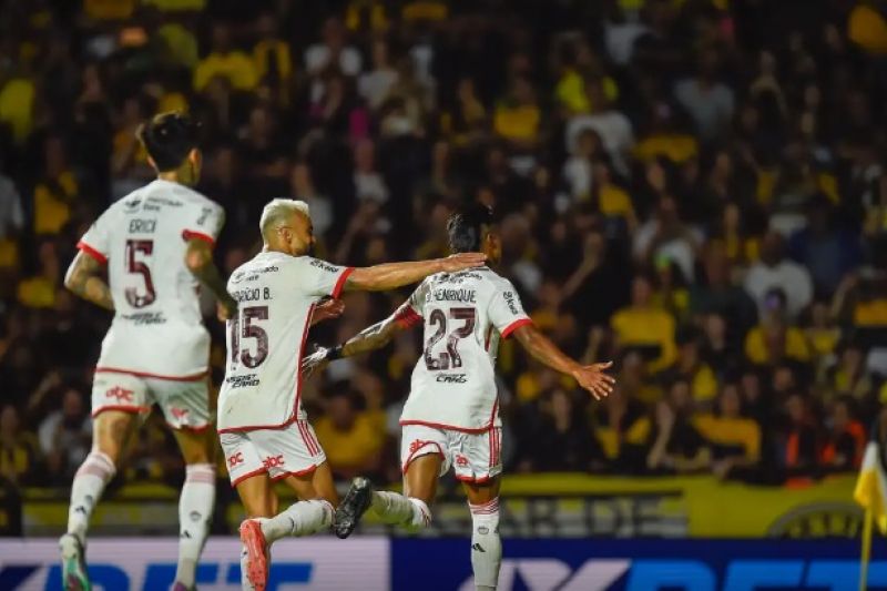 Flamengo bate Criciúma e ajuda Fluminense na luta contra rebaixamento