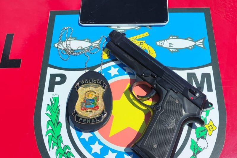 Mulher é presa com distintivo falsificado da Polícia Penal e simulacro de arma em Delmiro