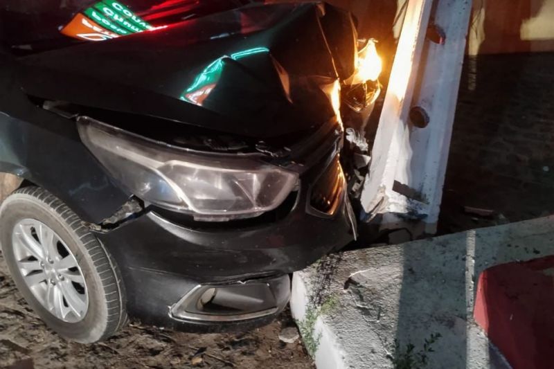 Motorista sai ileso após bater carro em poste em Olho D’água do Casado