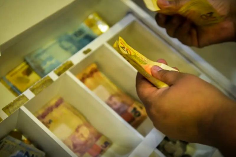 Lula assina decreto que eleva salário mínimo para R$ 1.518