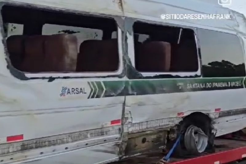 Van que faz linha Santana/Palmeira colide e capota fora da rota, próximo de Maceió