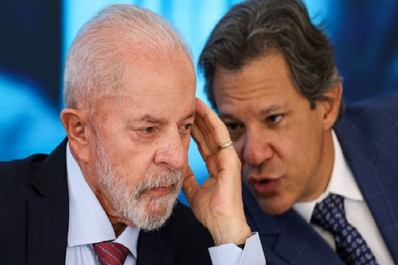 Em meio à disparada do dólar e pressão por novas medidas, Lula cancela férias de Haddad