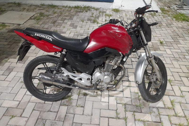 Homem é detido pela polícia após ser encontrado com moto irregular em Inhapi
