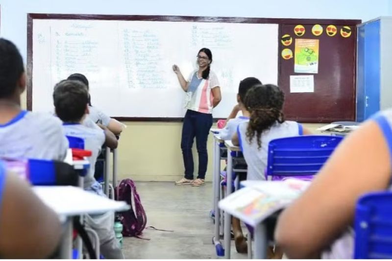 MEC aumenta piso salarial dos professores para R$ 4.867,77